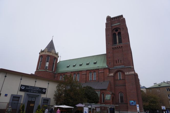 Budynek znajduje się w bezpośrednim sąsiedztwie placu Narutowicza