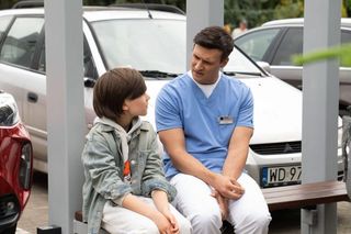 Na dobre i na złe odc. 966. Krzysztof Radwan (Mateusz Damięcki), Kubuś (Wiktor Trojan)