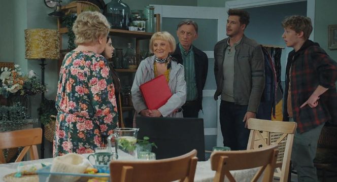 M jak miłość odc. 1878. Kisielowa (Małgorzata Rożniatowska), Barbara (Teresa Lipowska), Marcin (Mikołaj Roznerski), Robert Żak (Krzysztof Tyniec)