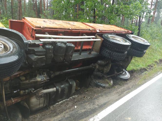 Ciężarówka w rowie, niebezpieczna kolizja między Mircem a Wąchockiem