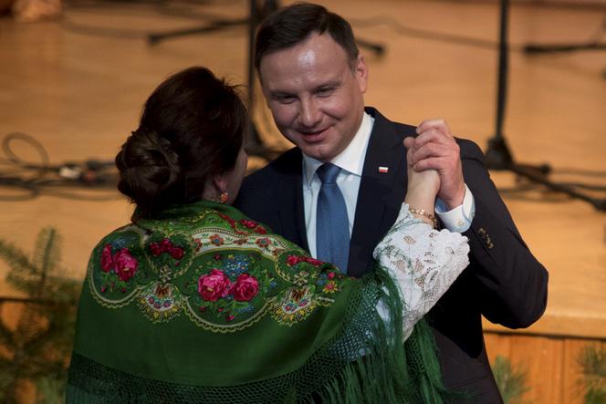 1 PUBL - Prezydent Duda tańczy z góralami