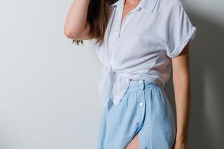 Jeansowa maxi z głębokim rozporkiem to hit tego sezonu 