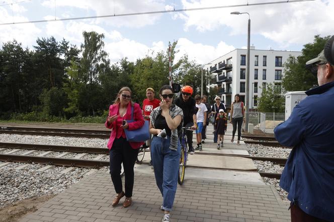 Kolejowa rewolucja w Warszawie. Przejścia przez tory, na które czekali ponad dwa lata, w końcu otwarte. „Presja ma sens”