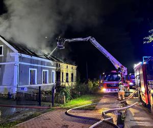 Tragiczny pożar domu w Stegnach. Gdy przyjechali strażacy, palił się cały dach