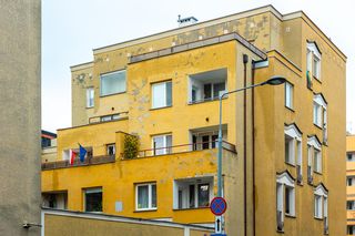 Blok na Madalińskiego 55 w Warszawie