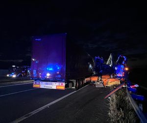 Śmiertelny wypadek na A1 pod Zgierzem. Zderzyły się trzy pojazdy, w tym dwa tiry [ZDJĘCIA].