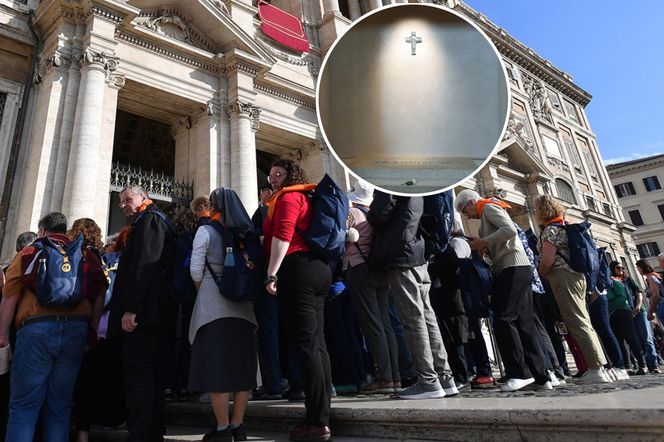 Wierni odwiedzają grób papieża Franciszka