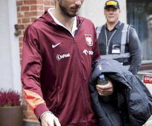 Reprezentacja zmokła na spacerze. Lewandowski się krył przed deszczem
