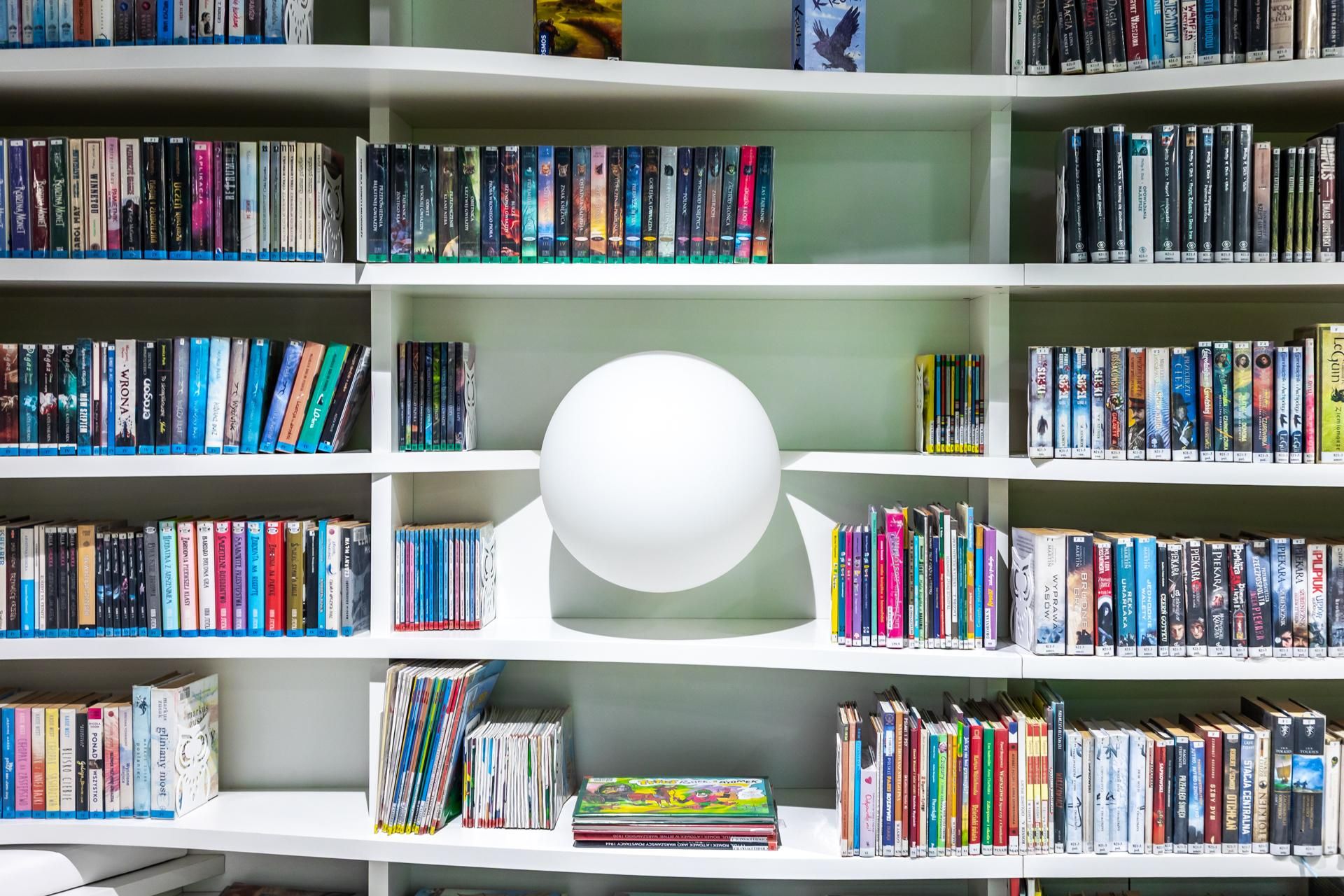 Metroteka – biblioteka na stacji metra M2 Kondratowicza w Warszawie