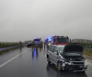 Poważny wypadek na S5 koło Leszna. Samochód uderzył w małzeństwo