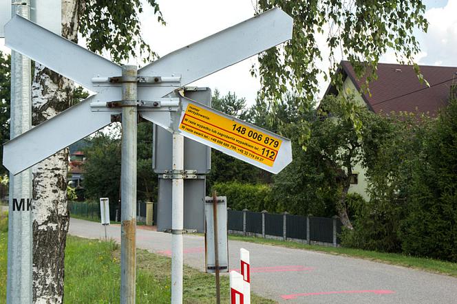 Bądźcie ostrożni, przejeżdżając przez tory! W razie problemu szukajcie żółtych naklejek