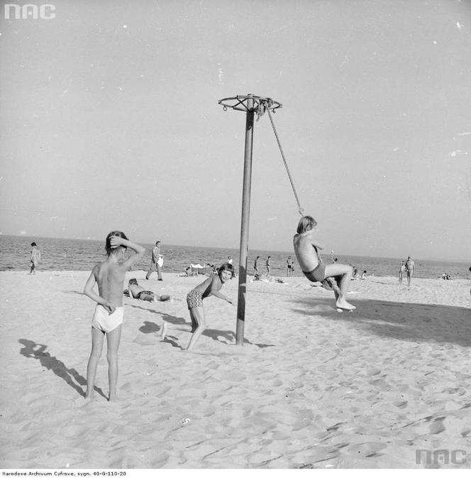 Plażowa moda sprzed lat. Tak wypoczywały nad morzem poprzednie pokolenia [ZDJĘCIA ARCHIWALNE]