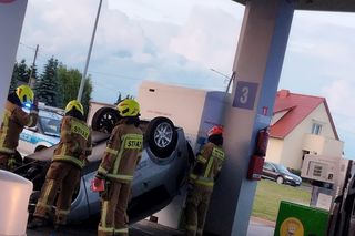 Kolizja na stacji paliw w Krobi. Osobówka przewróciła czterokołowiec