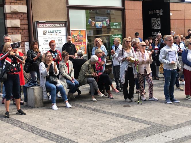 Protest „Ani Jednej Więcej!” w Rybniku. Protestowano przed biurem PiS [ZDJĘCIA]