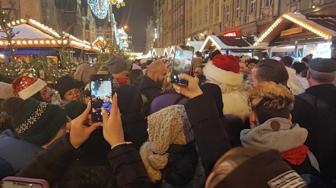 Ale blask! Choinka we Wrocławiu już świeci! Świątecznie rozświetliła cały Rynek [ZDJĘCIA]