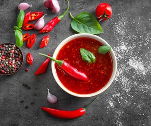 Domowy sos z papryczek chili: rewelacyjny do kanapek, domowej chińszczyzny, mięs pieczonych i serów