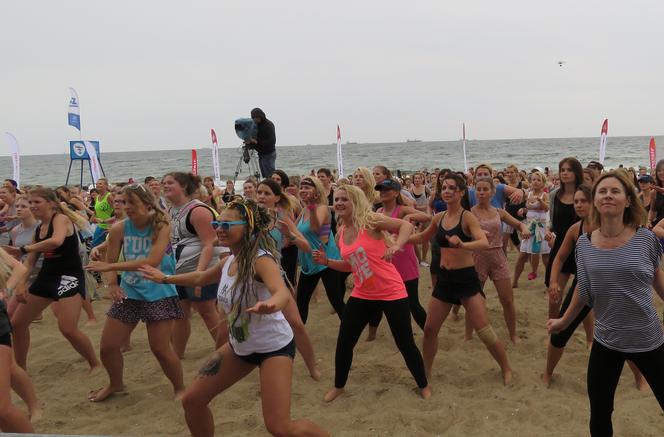 Niedzielny maraton zumby na plaży w Brzeźnie