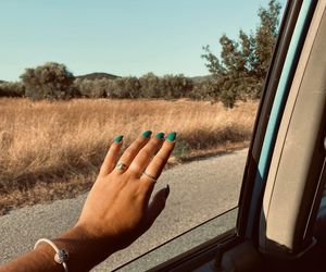 Ten kolor na paznokciach zatrzyma lato na dłużej. Dekadę temu był prawdziwym hitem! 