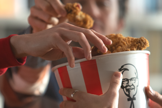 Kultowy Wtorkowy Kubełek KFC wraca! Zaskakująca cena
