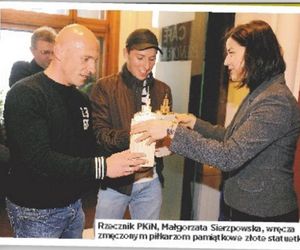 Pałac Kultury i Nauki skończył 70 lat. Piłkarze Legii i Polonii urządzili sobie wyścig na szczyt. Kto wygrał i w jakim czasie?