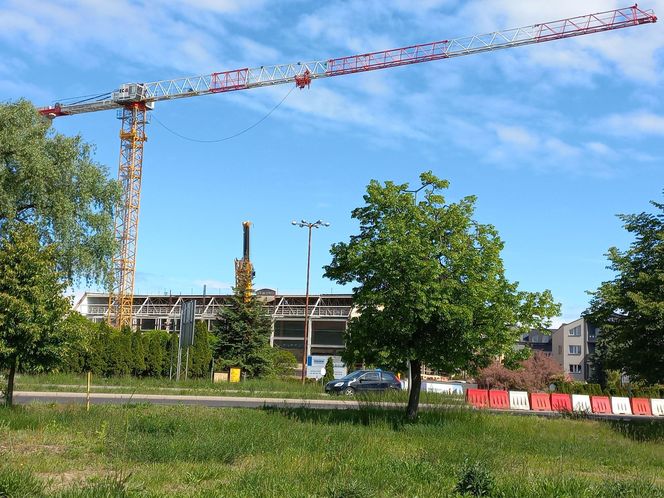 Wielki dźwig stanął przy pływalni "Akwawit" w Lesznie. Rusza ostatni etap rozbiórki 