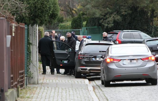 Jarosław Kaczyński. 4 samochodami do kościoła