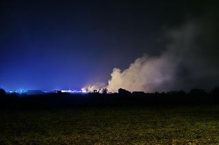 Groźny pożar w Rusinowicach. Paliła się hala z węglem