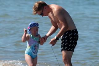 Ale mu Wesoło! Kuba Wesołowski z rodziną na plaży