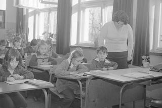 Dzieci podczas lekcji (1975 r.)