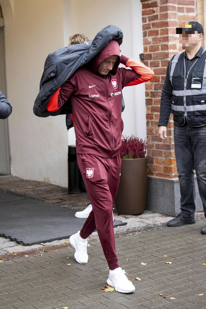 Reprezentacja zmokła na spacerze. Lewandowski się krył przed deszczem