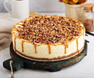 Sernik na święta robię na spodzie z orzechów. Jest kremowy, przepyszny i pierwszy znika ze stołu 