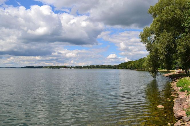 Planujesz urlop w Zachodniopomorskiem? Warto rozważyć to piękne jezioro