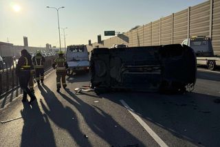 Karambol na S8 pod Piastowem. Dwie osoby poszkodowane. Jedno z aut przewróciło się na bok