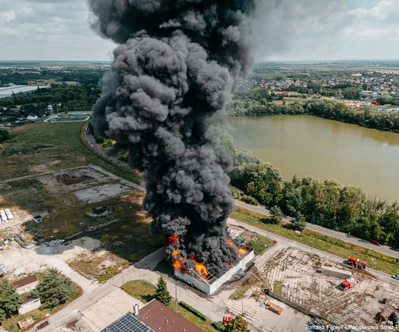 Kłęby dymu nad Sochaczewem. Płonie hala z chemikaliami