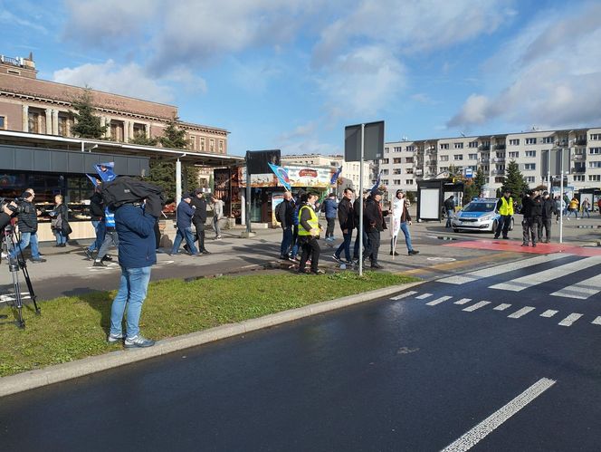 Hutnicy i koksownicy wyszli na ulice w Dąbrowie Górniczej. Apel do rządu o ratunek dla branży i tysięcy miejsc pracy
