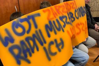 Mieszkańcy protestowali na sesji Rady Gminy Wilkołaz przeciwko likwidacji SP w Marianówce