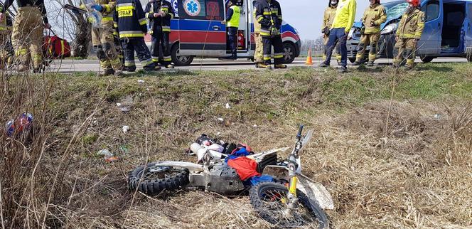 Pędził bez opamiętania, zderzył się z busem