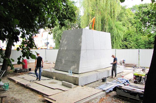 Pomnik marszałka Piłsudskiego w Rzeszowie - prace przy cokole