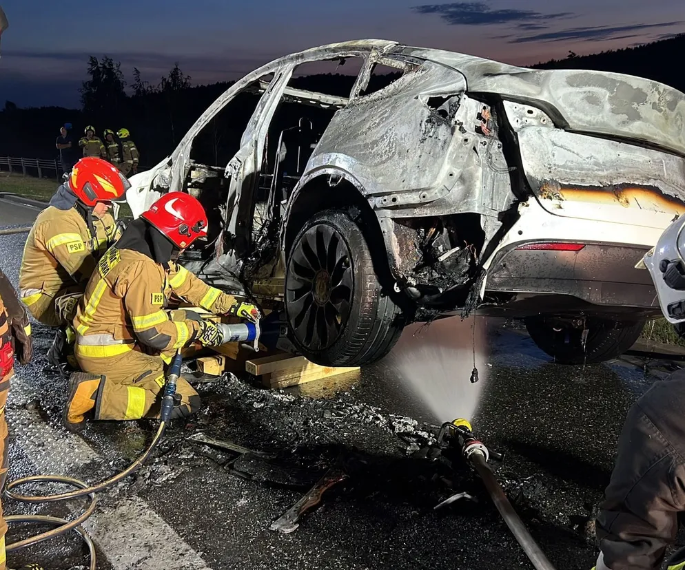 Samochód elektryczny w ogniu na autostradzie A1. Dogaszanie trwało kilka godzin [zdjęcia]