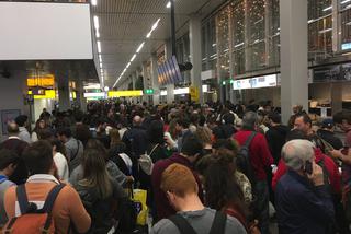 Paraliż na lotnisku, Polacy nie mogą wrócić do domu