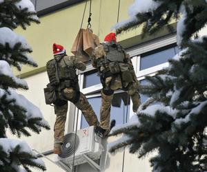 Policyjni kontterroryści pomagają Mikołajowi 