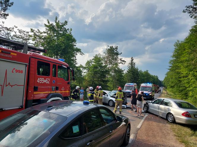 PILNE! Wypadek w LESIE RZEPIŃSKIM, czołowe zderzenie Mercedesa i Volkswagena