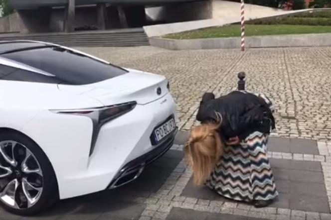 Katarzyna Bujakiewicz walczy z bagażnikiem auta. Nie umie go otworzyć?! Zabawne video!