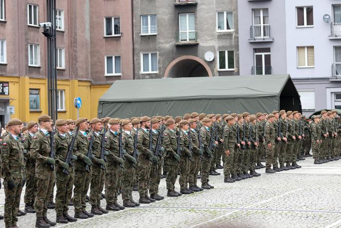 Przysięga wojskowa w Sosnowcu. Żołnierze przedefilowali przez miasto