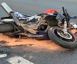 Śmiertelny wypadek na Ursynowie. Morocyklista wjechał w bok osobówki. Nie żyje