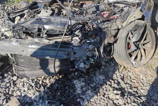 Młody kierowca wjechał wprost pod pociąg. Maszynista uciekł [ZDJĘCIA]