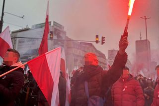 Uczestnicy Marszu Niepodległości weszli na przystanek autobusowy