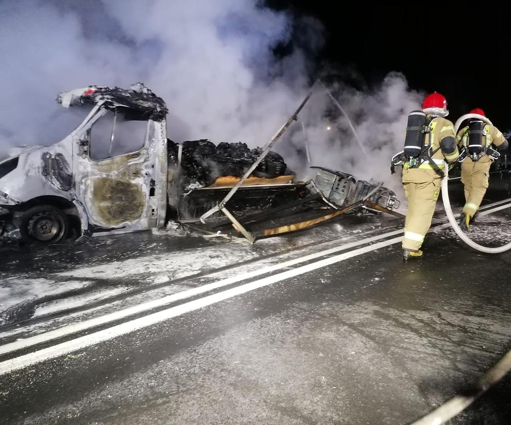 Pożar samochodu na drodze wojewódzkiej nr 812