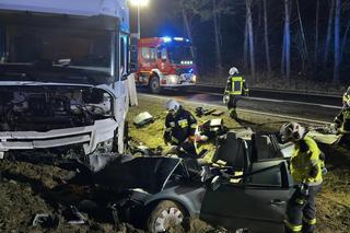 Tragedia na S10 w Toruniu. Tir roztrzaskał osobówkę. Dwie osoby nie żyją, jedna ranna