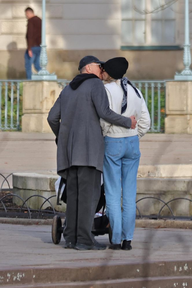 Krzysztof Ibisz z rodziną na spacerze